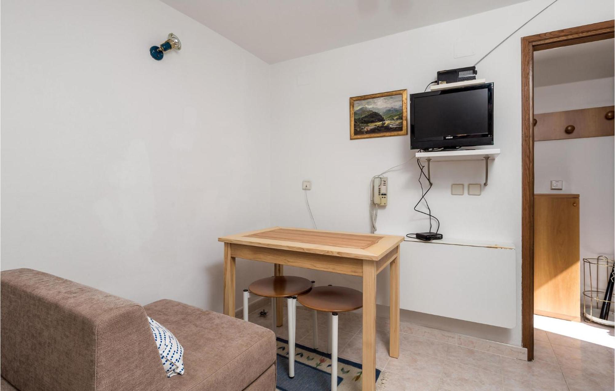 Lovely Apartment In Veli Losinj With Kitchen Екстериор снимка