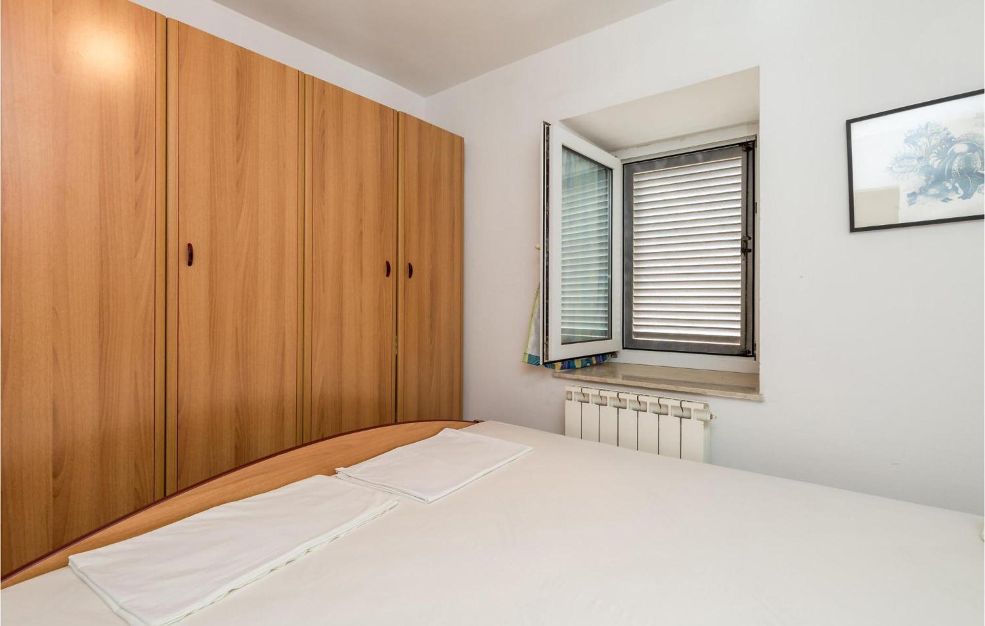 Lovely Apartment In Veli Losinj With Kitchen Екстериор снимка