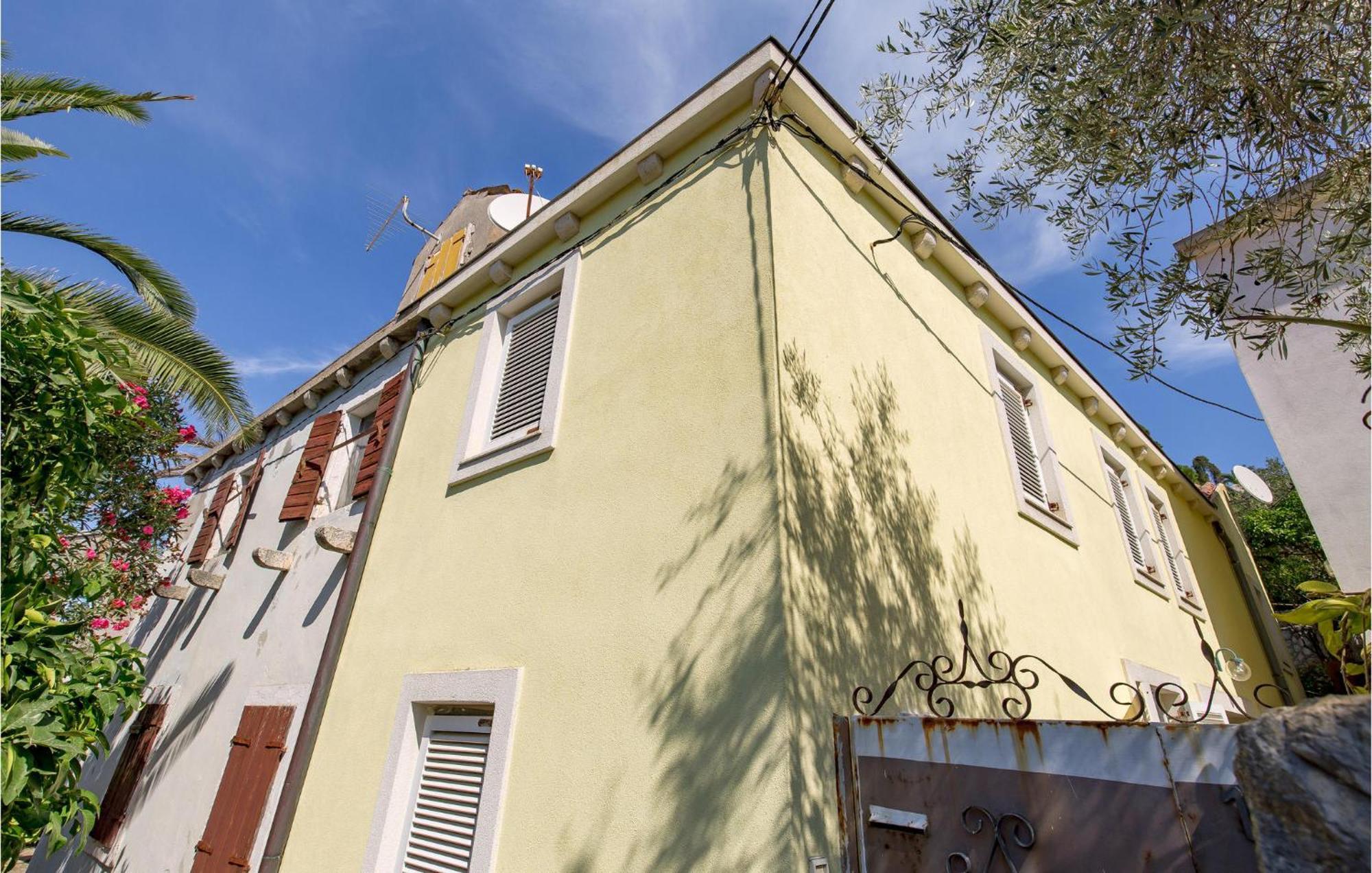Lovely Apartment In Veli Losinj With Kitchen Екстериор снимка