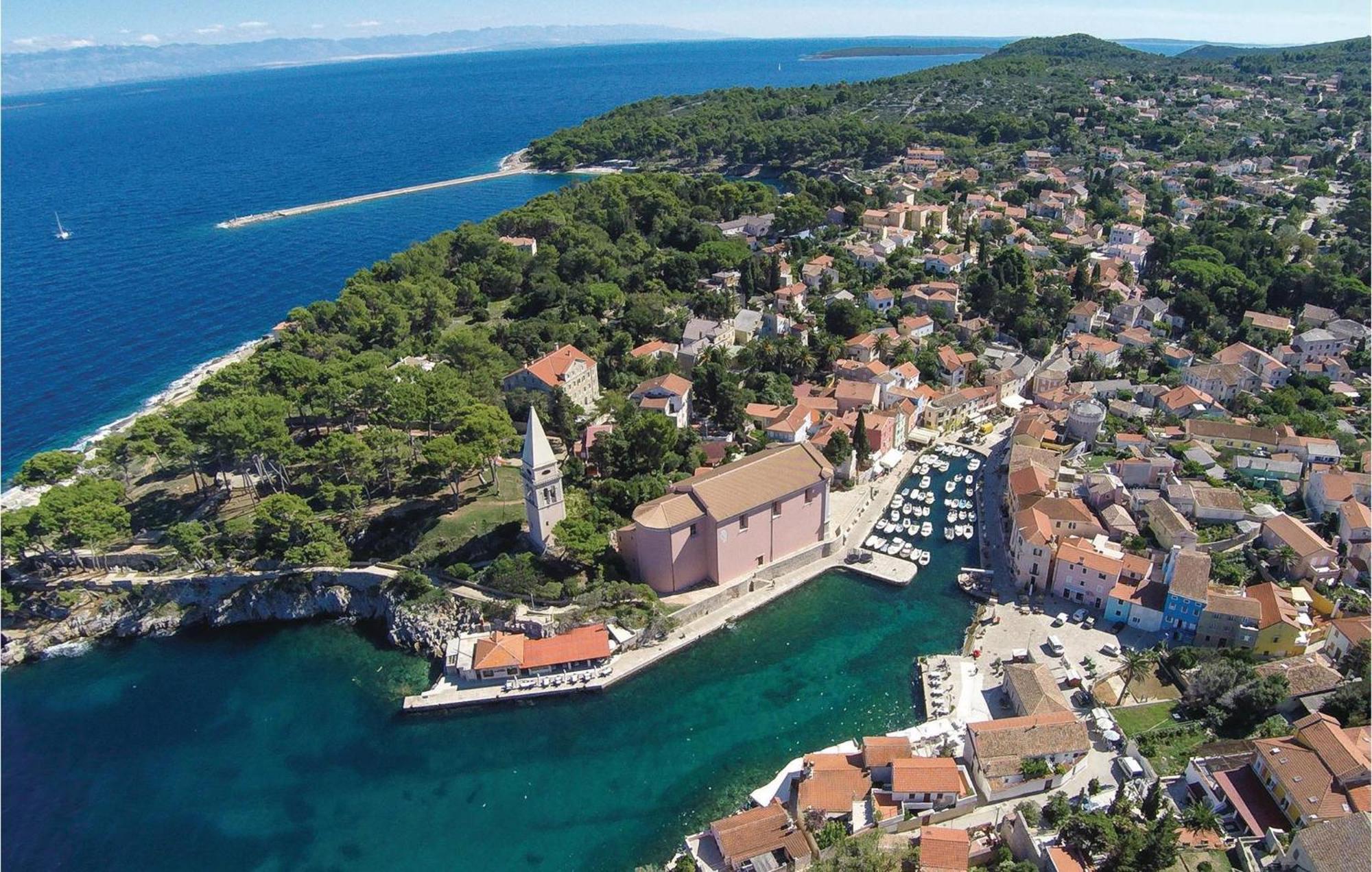Lovely Apartment In Veli Losinj With Kitchen Екстериор снимка