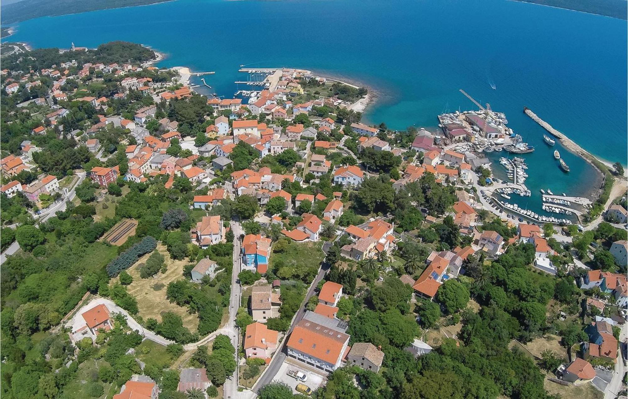 Lovely Apartment In Veli Losinj With Kitchen Екстериор снимка