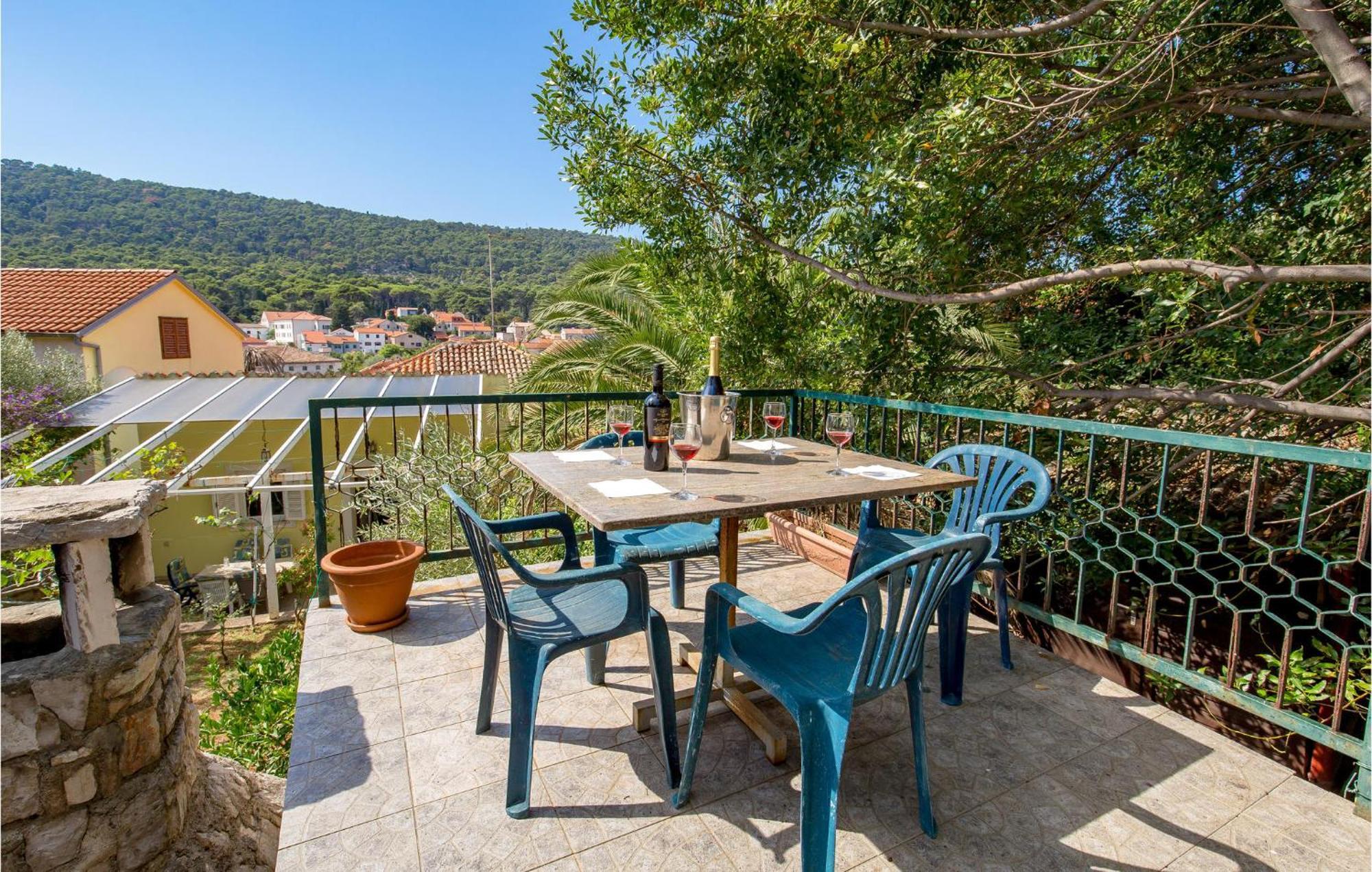 Lovely Apartment In Veli Losinj With Kitchen Екстериор снимка