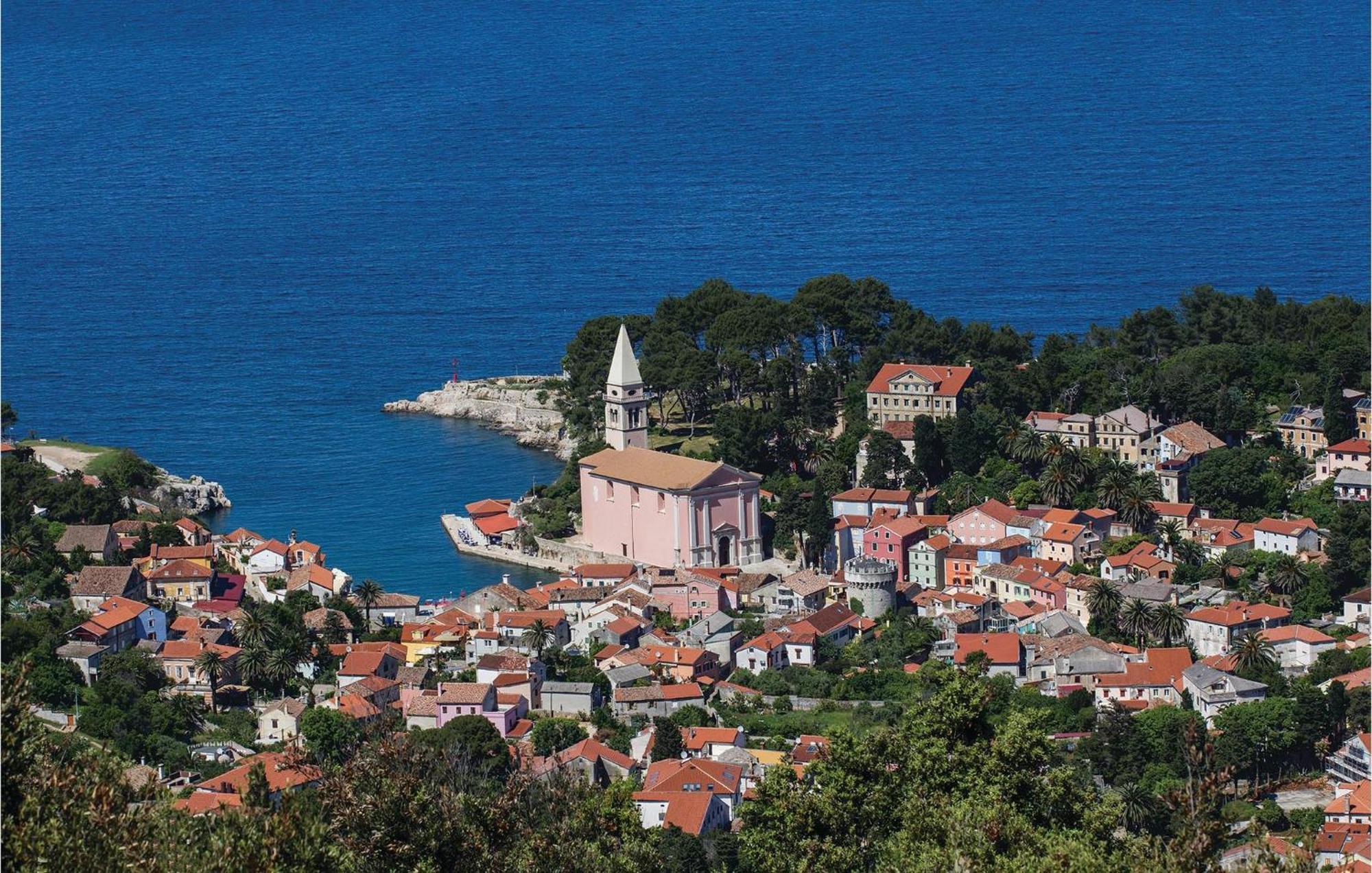 Lovely Apartment In Veli Losinj With Kitchen Екстериор снимка