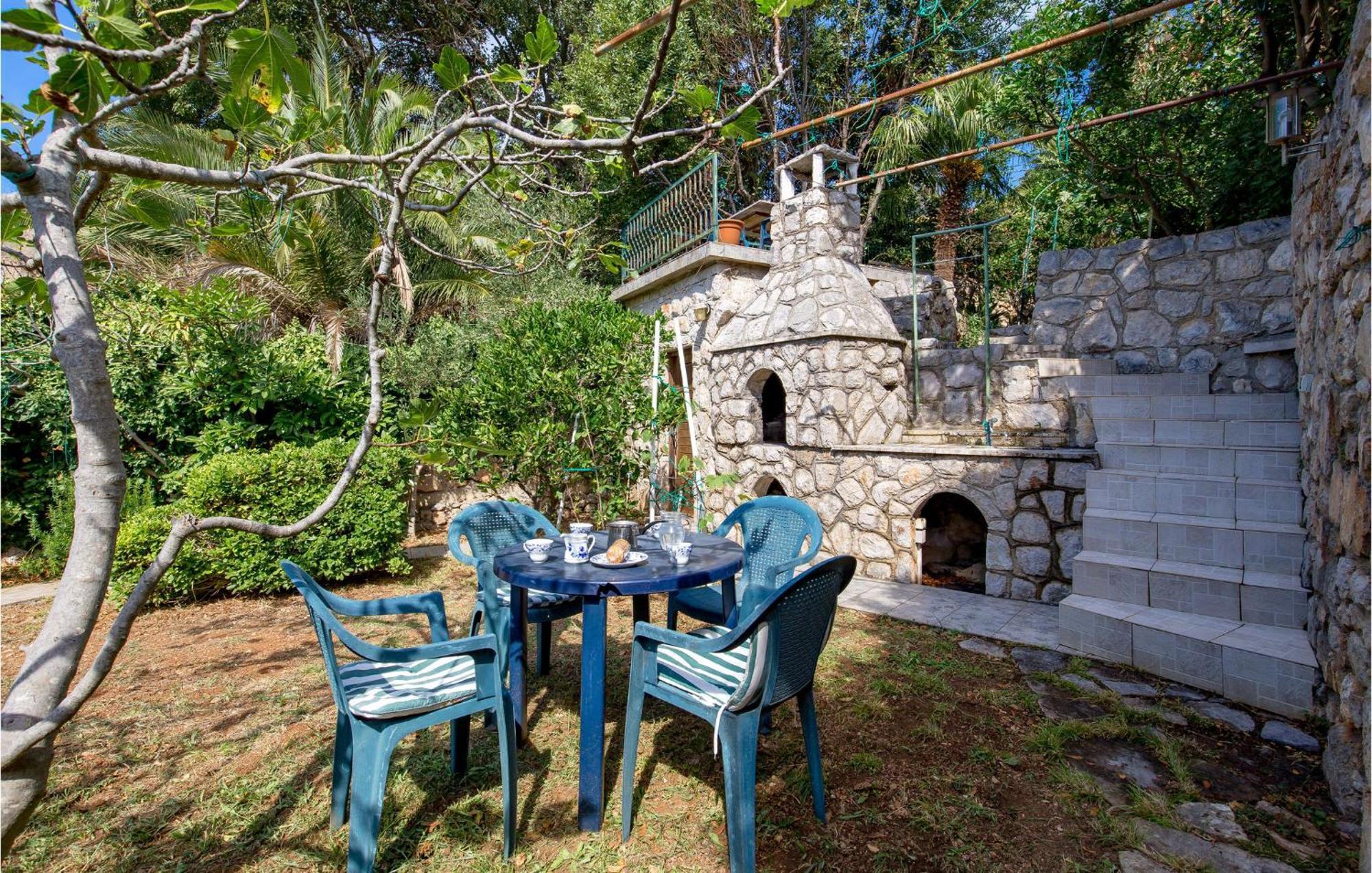 Lovely Apartment In Veli Losinj With Kitchen Екстериор снимка