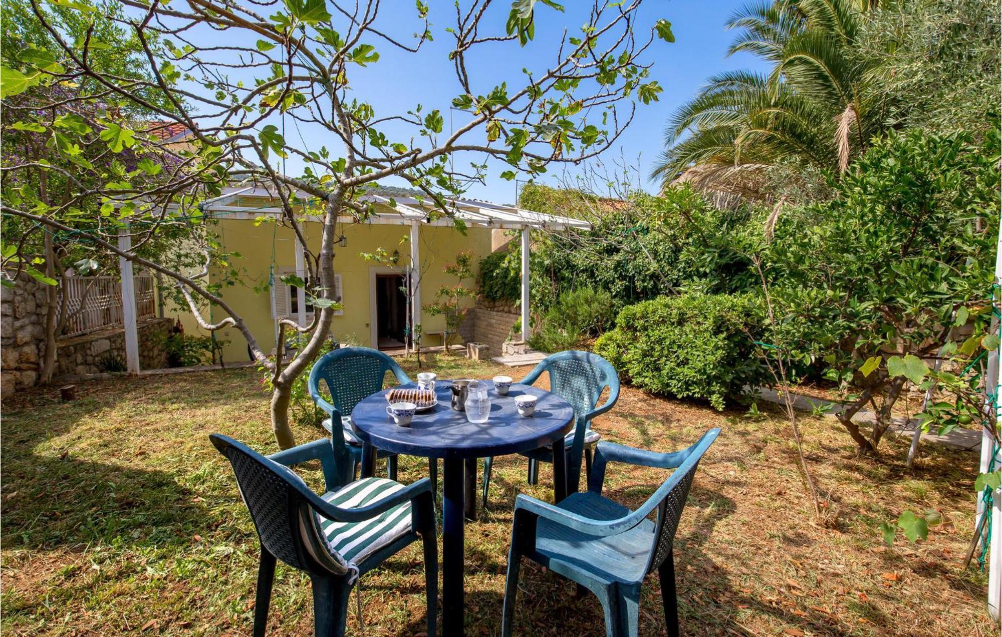 Lovely Apartment In Veli Losinj With Kitchen Екстериор снимка